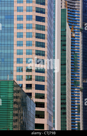 Hochhäuser, darunter eine im Bau in Singapur central Business District. Stockfoto