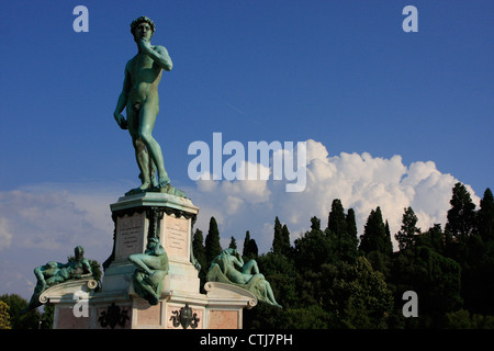 Statue des David von Michelangelo mit blauem Himmel, Florenz, Italien Stockfoto
