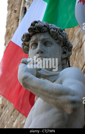 Detail der David-Statue mit italienischer Flagge, von Michelangelo, Florenz, Italien. Stockfoto