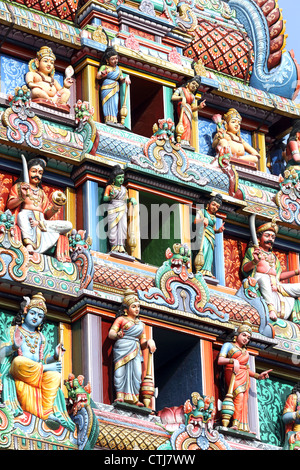 Bunte Hindu-Gottheit Statuen schmücken die Gopuram an der Sri-Mariamman-Tempel in Chinatown, Singapur. Stockfoto