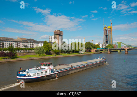 Kahn, den Transport von Gütern auf Main Fluß Zentrale Frankfurt Am Main Stadtstaat Hessen Deutschland Europa Stockfoto