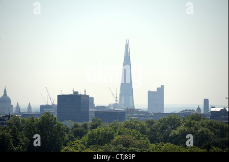 Am frühen Morgen Dunst in der Shard gesehen von der Spitze der Primrose Hill in London. Stockfoto