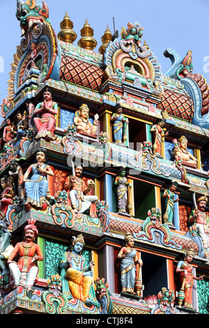 Bunte Hindu-Gottheit Statuen schmücken die Gopuram an der Sri-Mariamman-Tempel in Chinatown, Singapur. Stockfoto