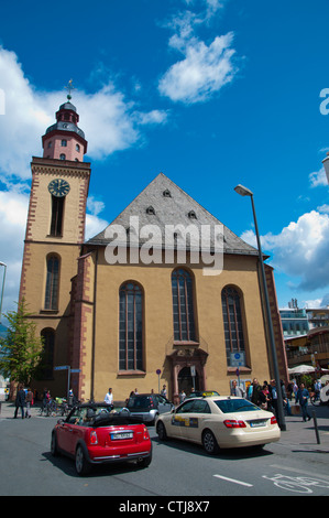 Verkehr geht vorbei an hochadligen der St Catharine Kirche an der Hauptwache Zentrale Frankfurt Am Main Deutschland Stockfoto