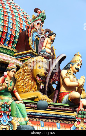 Bunte Hindu-Gottheit Statuen am Sri Mariamman-Tempel in Chinatown, Singapur. Stockfoto