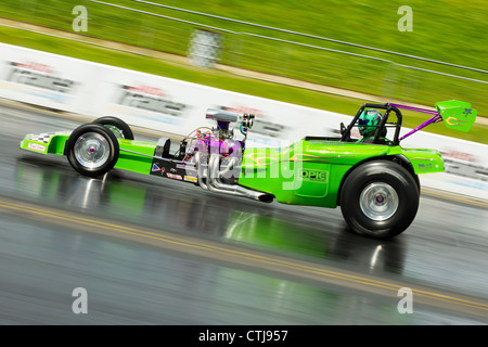 Dave Williams treibt seine grüne Dragster "Chariots des Feuers VI" auf das Dragstalgia-Ereignis auf dem Santa Pod Raceway am 15. Juli. Stockfoto