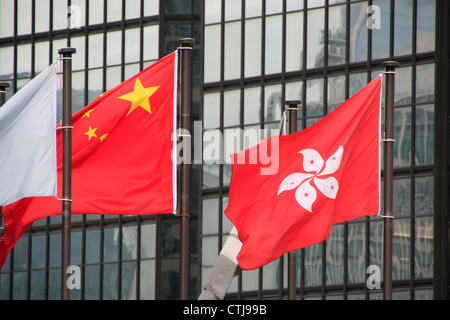 Flaggen von China und Hong Kong weht auf Pole Stockfoto