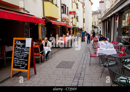 Goldgasse Restaurant Gasse zentrale Wiesbaden Stadtstaat Hessen Deutschland Europa Stockfoto