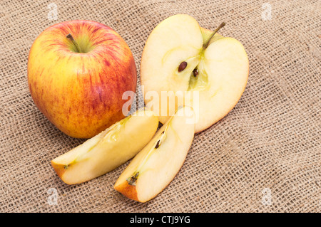 Apfel mit Scheiben auf einem Textil-Hintergrund Stockfoto