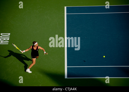 Svetlana Kuznetsova kehrt eine dienen bei den Dubai Tennis Championships 2010 Stockfoto