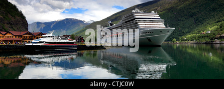 Kreuzfahrtschiff den Hafen von Flåm, Aurlandsfjorden Fjord, Sogn Og Fjordane Region von Norwegen, Skandinavien, Europa zu verlassen. Stockfoto