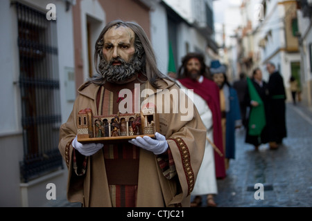 Maskierte Männer gekleidet als biblischen Figuren Fuß in einer Straße während der Karwoche in Puente Genil, Córdoba, Andalusien, Spanien Stockfoto