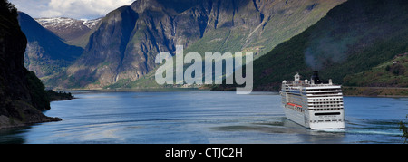 Kreuzfahrtschiff den Hafen von Flåm, Aurlandsfjorden Fjord, Sogn Og Fjordane Region von Norwegen, Skandinavien, Europa zu verlassen. Stockfoto