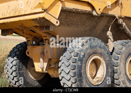 Große gelbe Muldenkipper mit riesigen Reifen auf Baustelle Stockfoto