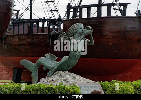 Bronze Skulptur der Meerjungfrau mit karavellen auf der Halbinsel La Magdalena in der Stadt Santander, Kantabrien, Spanien, Europa Stockfoto