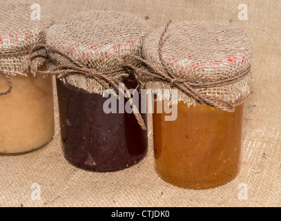 Frisch gemachte Marmelade in Gläsern auf rustikalen Hintergrund Stockfoto