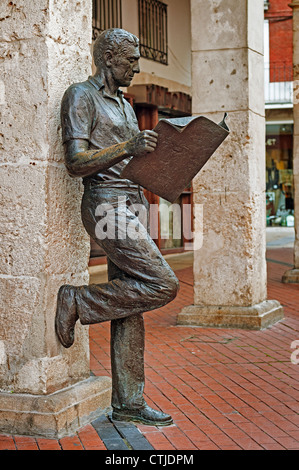 Lebensgroße städtische Skulptur eines Mannes auf eine Spalte Lesen der Zeitung in der Stadt Burgos lehnend, Castilla y Leon, Spanien, Europa Stockfoto