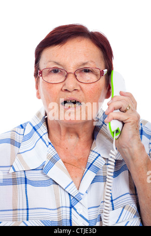 Nahaufnahme von schockiert senior Frau am Telefon, isoliert auf weißem Hintergrund. Stockfoto