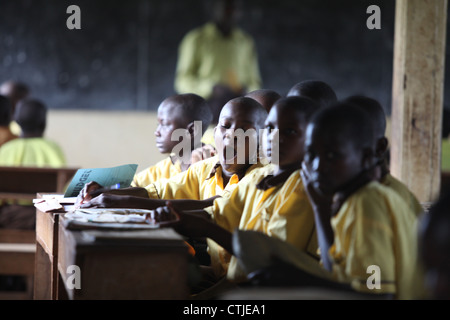 Schülerinnen und Schüler bei der NGO finanziert gut Shepard Primary School in Mawale Bereich des Bezirks Luwero in Zentraluganda. Stockfoto