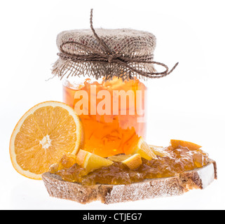 Orange Marmelade im Glas mit Obst und Brot isoliert auf weißem Hintergrund Stockfoto