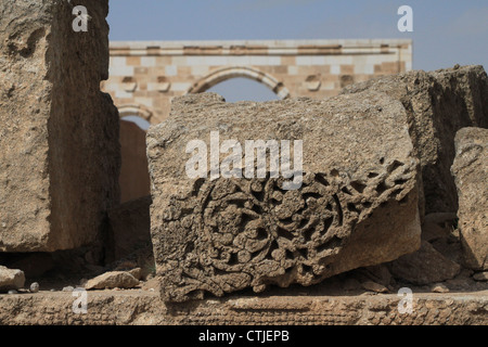 Floral verzierte Reste der Fassade liegen vor dem Eingang des Umayyaden-Palast Qasr al-Mschatta, Amman, Jordanien. Stockfoto