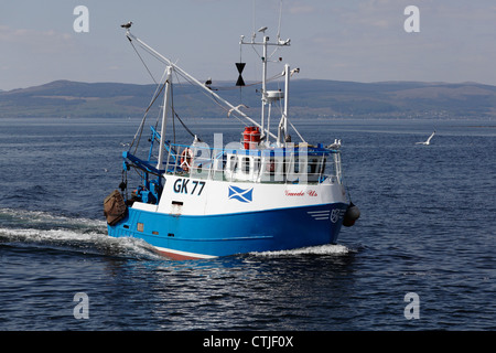 Kleines Fischerboot Guide US Segeln vor Largs in der Firth of Clyde, North Ayrshire, Schottland, Großbritannien Stockfoto