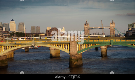 Blick auf die Themse zeigt Southwark Bridge, Cannon Street Railway Station Bridge und Tower Bridge, London, England. Stockfoto