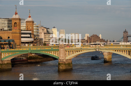 Blick auf die Themse zeigt Southwark Bridge, Cannon Street Railway Station Bridge und Tower Bridge, London, England. Stockfoto