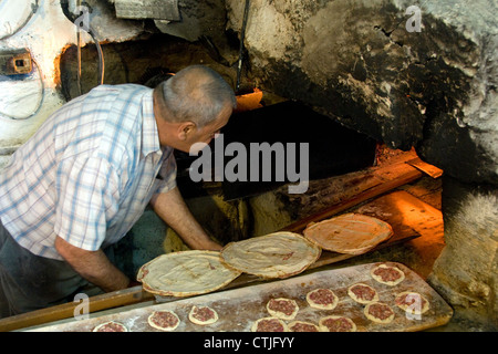 Backen von Manaeesh (eine Art Brot) im alten Holzofen in Nabatiya, Libanon Stockfoto