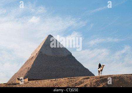 Touristen Polizei Wache auf Kamel vor Pyramide von Khafre (Chephren) in der Nekropole von Gizeh nahe Kairo, Ägypten Stockfoto