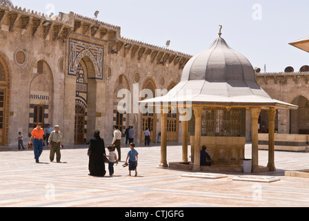 Die große Moschee, Aleppo, Syrien. Ursprünglich im 8. Jahrhundert. Innenhof mit Brunnen. Aleppo Stadtzentrum ist ein UNESCO-Welterbe. Stockfoto