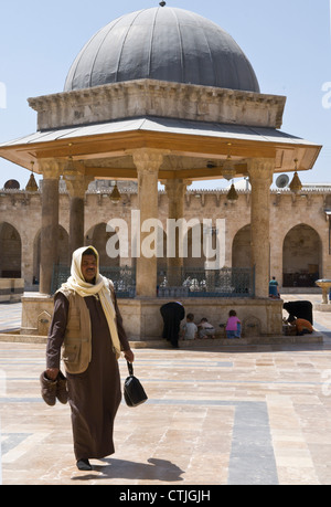 Die große Moschee, Aleppo, Syrien, Al Jamaa al-Kebir.  Waschungen Springbrunnen.  Aleppo Stadtzentrum ist ein UNESCO-Weltkulturerbe Stockfoto