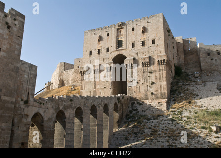 Die Rampe und Eingang Tor zur Zitadelle, Aleppo, Syrien. UNESCO-Weltkulturerbe Stockfoto