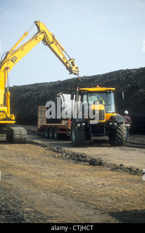 JCB 3220 Fastrac Baufahrzeug liefern Entwässerung Rohrleitungen auf einer Land-Sanierungsprojekt in Nordengland. Stockfoto