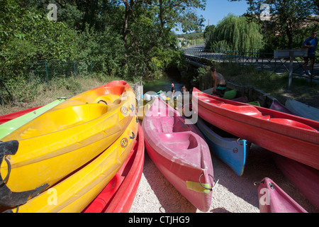 Kanus bereit für den Start am Fluss Sorgue Stockfoto