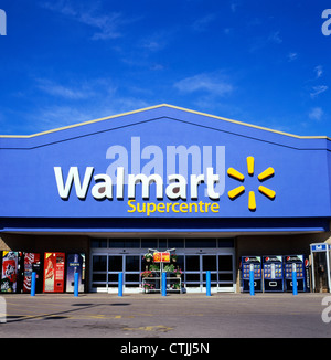 Vorderansicht des einen Walmart Supercenters speichern äußere Zeichen Logo Ontario Kanada KATHY DEWITT Stockfoto