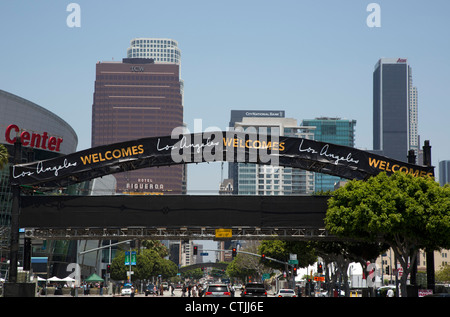 Los Angeles, Kalifornien - ein Willkommen Zeichen umfasst Figueroa Street in der Innenstadt von Los Angeles. Stockfoto