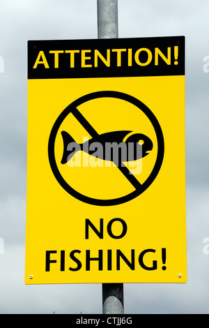 Ein No Fishing Informationsschild in Largs Harbour am Firth of Clyde in North Ayrshire, Schottland, Großbritannien Stockfoto