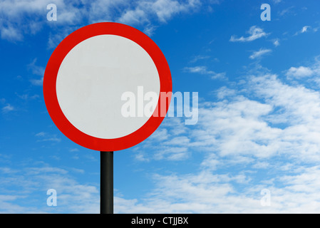 Rote Runde Verkehrszeichen und blauer Himmel