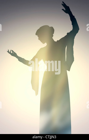 Silhouette einer Frau in einem eleganten Kleid tanzen Stockfoto