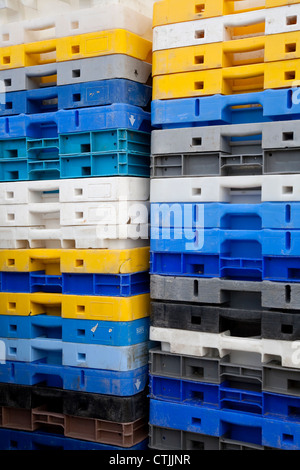 Detail des bunten Fishboxes gestapelt in einem Hafen in einem Fischerdorf in Schottland Stockfoto