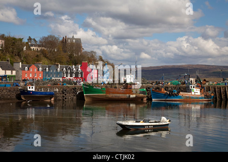 Angelboote/Fischerboote an der Pier im Hafen von Tobermory auf der Isle of Mull in Schottland mit berühmten hellen bunten Gebäuden Stockfoto