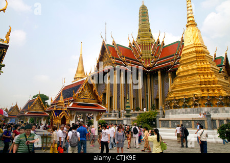 Der Tempel des Smaragd-Buddha befindet sich auf dem Gelände des Grand Palace, Bangkok, Thailand. Stockfoto