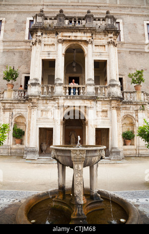 Doppelzimmer Loggia (Gran Loggia) und der Brunnen des Stativs in Gärten der Villa d ' Este, Tivoli Stockfoto