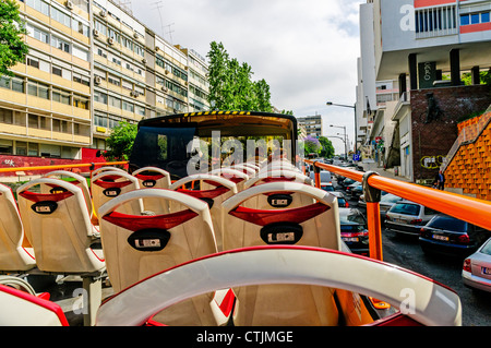 Die Morgensonne scheint auf leere Plätze auf dem Oberdeck ein Sightseeing-Bus im Stau entlang der Avenida da Liberdade Stockfoto