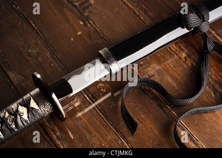 Katana Schwert mit schwarze Scheide auf Holz Stockfoto