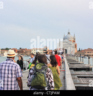 Menschen, die über die Ponton-Brücke über den Canale della Giudecca bei Festa del Redentore 2012, Venedig, Italien Stockfoto