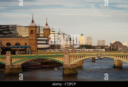 Blick auf die Themse zeigt Southwark Bridge, Cannon Street Railway Station Bridge und Tower Bridge, London, England. Stockfoto