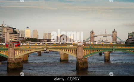 Blick auf die Themse zeigt Southwark Bridge, Cannon Street Railway Station Bridge und Tower Bridge, London, England. Stockfoto