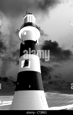 Leuchtturm in schwarz und weiß vor dramatischen Himmel Stockfoto
